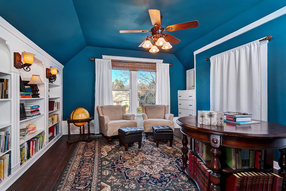 Ejemplo de despacho clásico de tamaño medio con paredes azules, suelo de madera en tonos medios y escritorio independiente