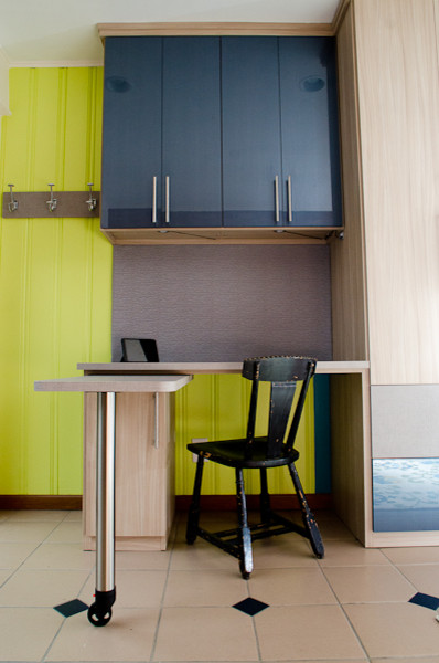 Idéer för små funkis hemmabibliotek, med gula väggar, klinkergolv i keramik och ett inbyggt skrivbord