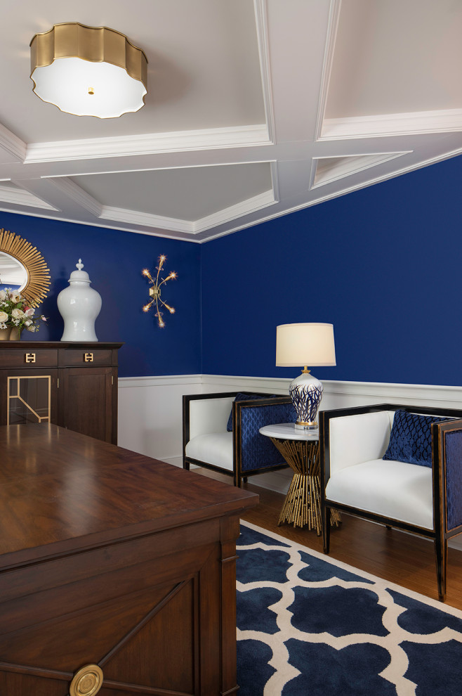 Ispirazione per uno studio chic di medie dimensioni con pareti blu, pavimento in legno massello medio, scrivania autoportante e pavimento marrone