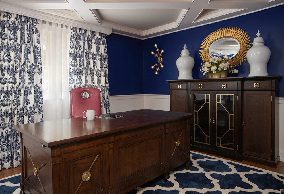 Exemple d'un bureau chic de taille moyenne avec un mur bleu, un sol en bois brun, un bureau indépendant et un sol marron.