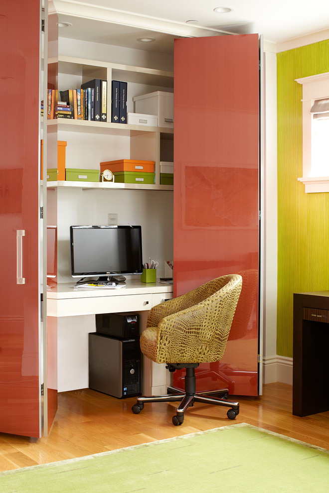 Immagine di un piccolo studio minimal con pareti verdi, pavimento in legno massello medio e scrivania incassata