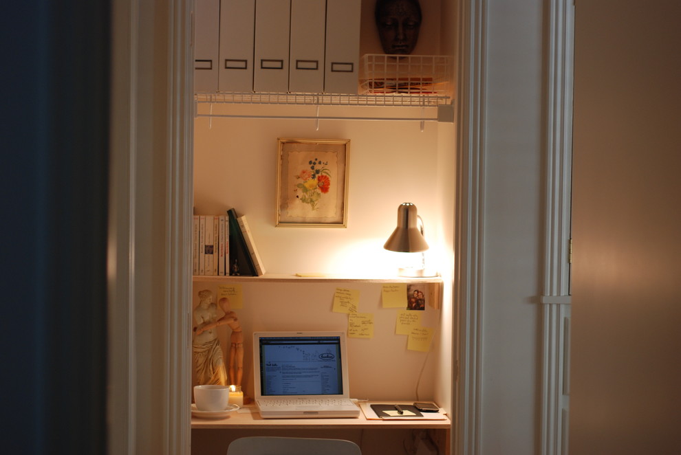 他の地域にあるトラディショナルスタイルのおしゃれなホームオフィス・書斎 (白い壁、造り付け机) の写真