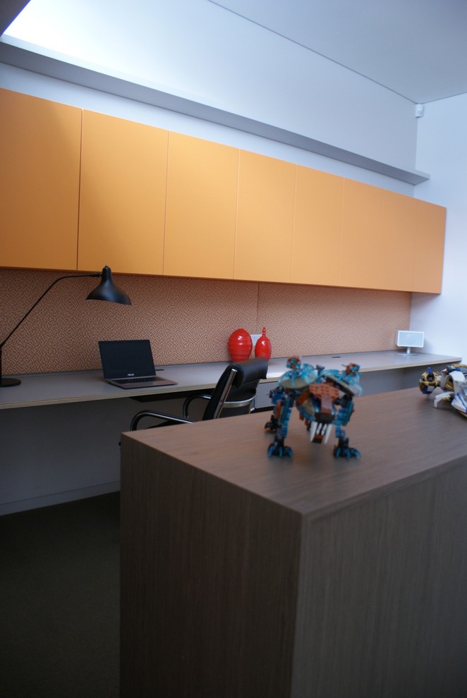 Mittelgroßes Modernes Arbeitszimmer mit Arbeitsplatz, weißer Wandfarbe, Teppichboden und Einbau-Schreibtisch in Sydney