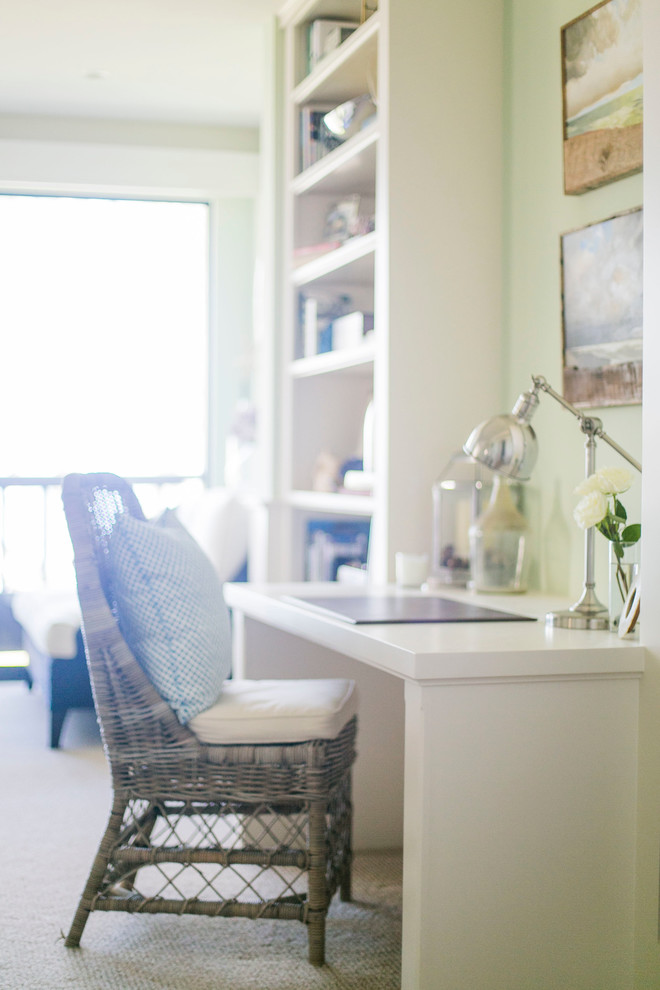 Idee per un piccolo ufficio stile marinaro con pareti verdi, moquette, nessun camino e scrivania incassata
