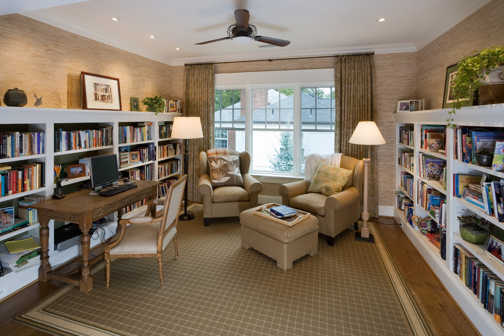 Cette photo montre un bureau chic avec un mur beige, un sol en bois brun, aucune cheminée, un bureau indépendant, une bibliothèque ou un coin lecture et un sol marron.