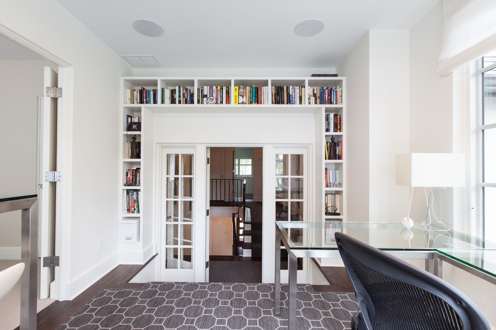 Стильный дизайн: домашняя библиотека в современном стиле с белыми стенами, темным паркетным полом и коричневым полом - последний тренд