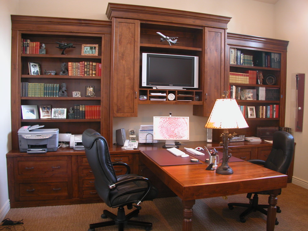 Exempel på ett mellanstort klassiskt hemmabibliotek, med beige väggar, heltäckningsmatta och ett inbyggt skrivbord
