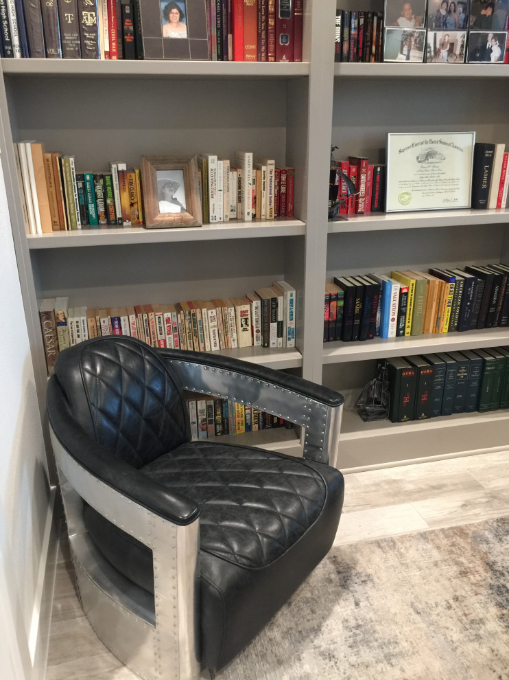 Esempio di uno studio chic di medie dimensioni con libreria, pareti grigie, pavimento in gres porcellanato, scrivania autoportante e pavimento beige