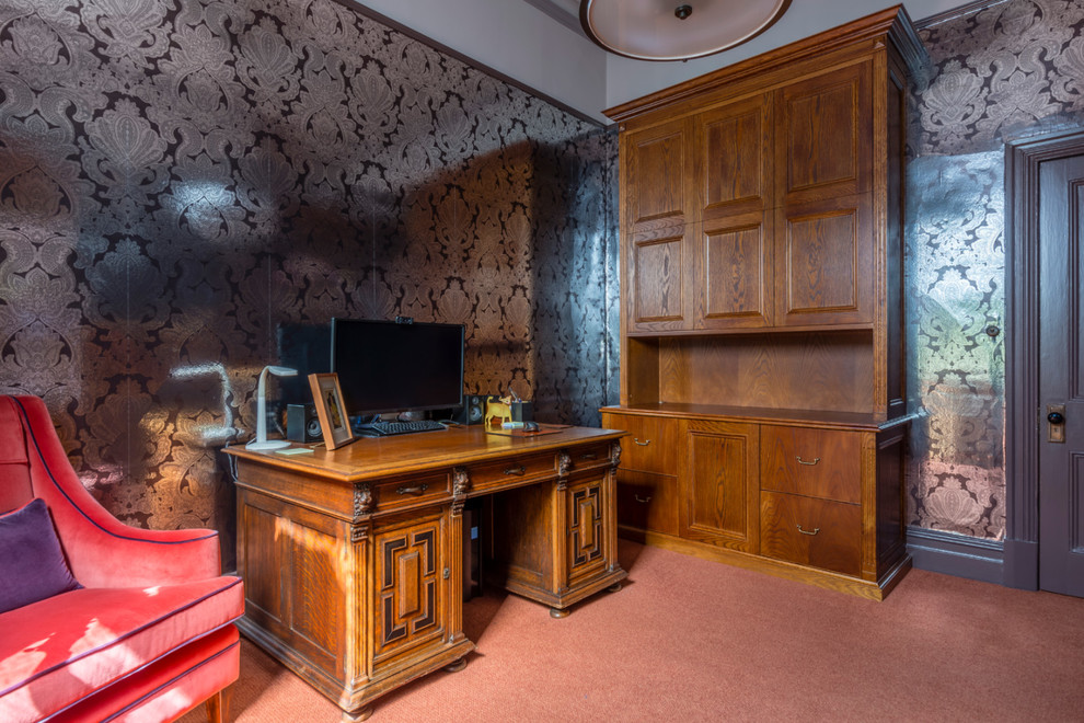Modelo de despacho clásico de tamaño medio con paredes multicolor, moqueta, todas las chimeneas, marco de chimenea de madera, escritorio independiente y suelo marrón