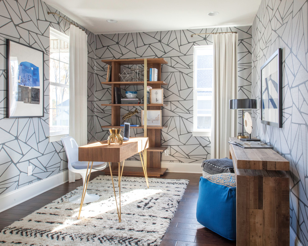Aménagement d'un bureau contemporain avec un mur gris, parquet foncé, un bureau indépendant et un sol marron.