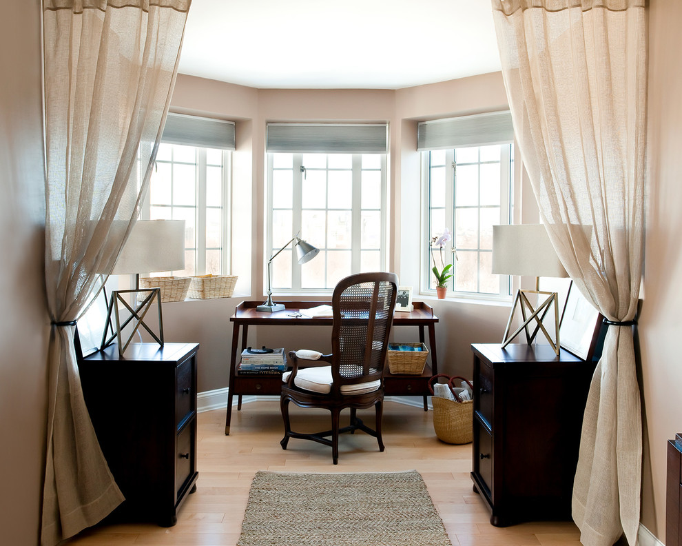 Foto di un piccolo ufficio tradizionale con pareti beige, parquet chiaro, scrivania autoportante, pavimento beige e nessun camino