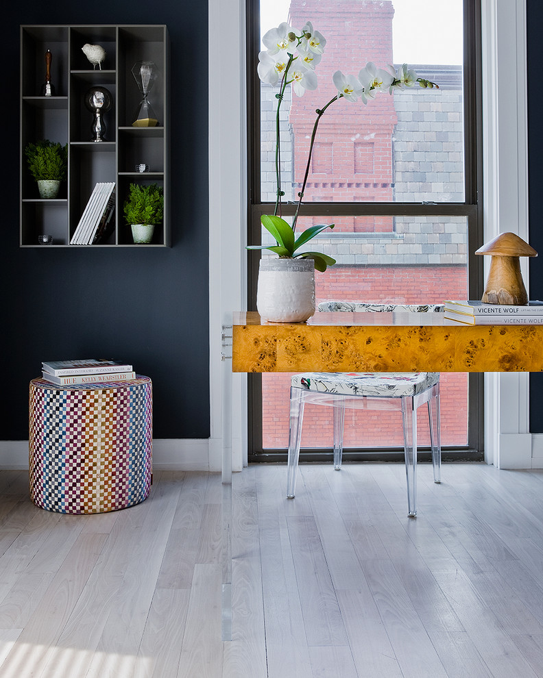 Imagen de despacho contemporáneo de tamaño medio sin chimenea con paredes azules, suelo de madera clara, escritorio independiente y suelo beige
