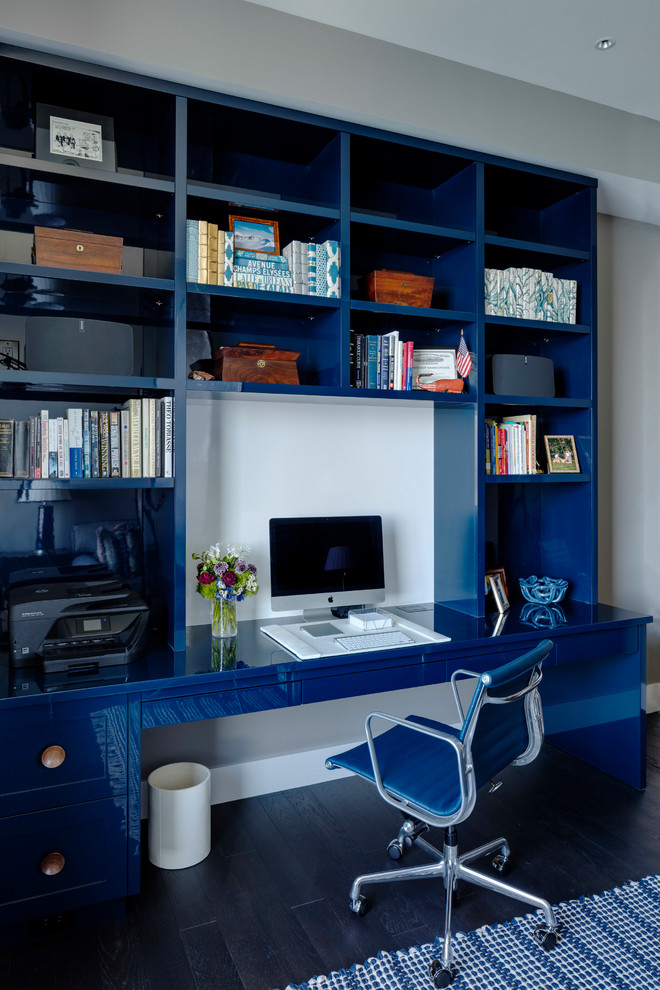 Modelo de despacho tradicional renovado de tamaño medio con paredes grises, moqueta y escritorio empotrado