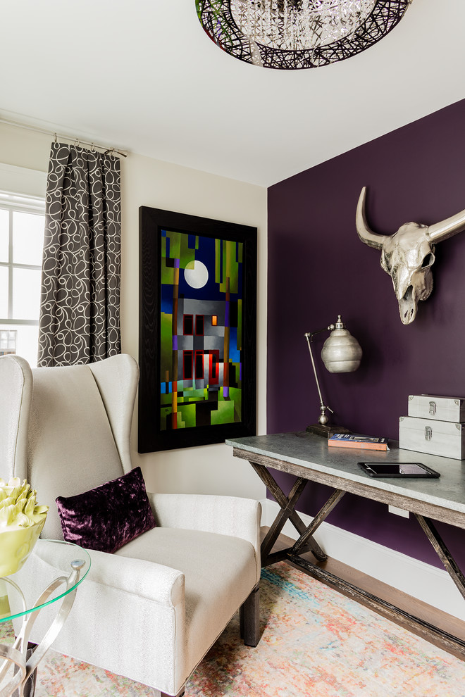 ボストンにある中くらいなエクレクティックスタイルのおしゃれなホームオフィス・書斎 (紫の壁、無垢フローリング、暖炉なし、自立型机) の写真