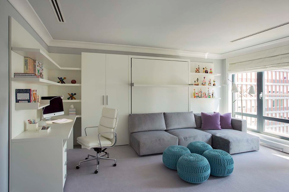 Modernes Arbeitszimmer ohne Kamin mit Arbeitsplatz, grauer Wandfarbe, Teppichboden und Einbau-Schreibtisch in Boston