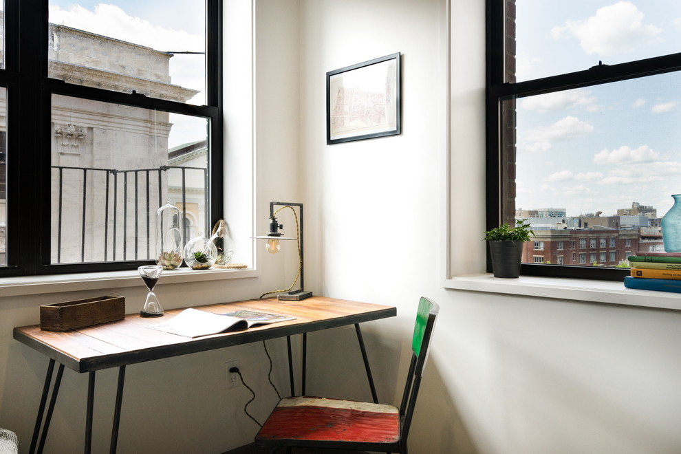 На фото: маленький кабинет в современном стиле с белыми стенами и отдельно стоящим рабочим столом для на участке и в саду с