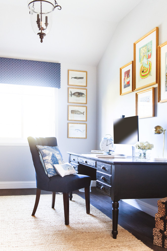 Exempel på ett litet klassiskt arbetsrum, med ett bibliotek, grå väggar, vinylgolv, ett fristående skrivbord och brunt golv