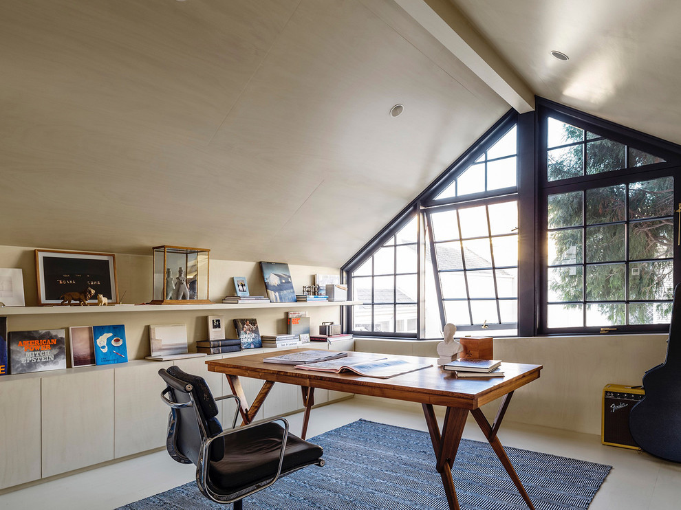 Klassisches Arbeitszimmer mit Arbeitsplatz, beiger Wandfarbe, freistehendem Schreibtisch und beigem Boden in Sydney