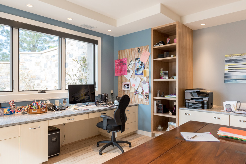 Foto di uno studio tradizionale di medie dimensioni con pareti blu, moquette, nessun camino, scrivania autoportante e pavimento beige