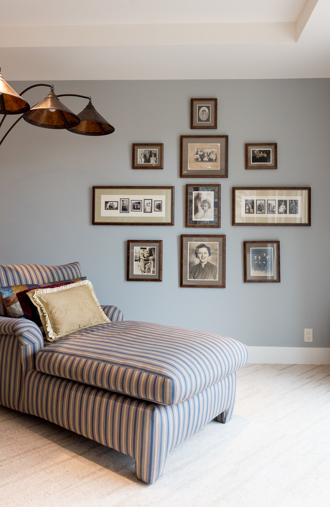 Inspiration för ett mellanstort vintage arbetsrum, med heltäckningsmatta, beiget golv och grå väggar