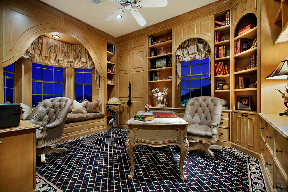 На фото: кабинет в средиземноморском стиле с ковровым покрытием и отдельно стоящим рабочим столом