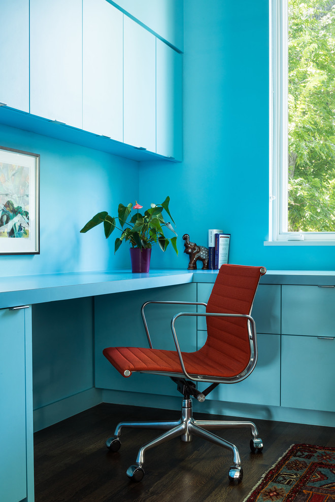 オースティンにあるミッドセンチュリースタイルのおしゃれな書斎 (青い壁、濃色無垢フローリング、造り付け机) の写真