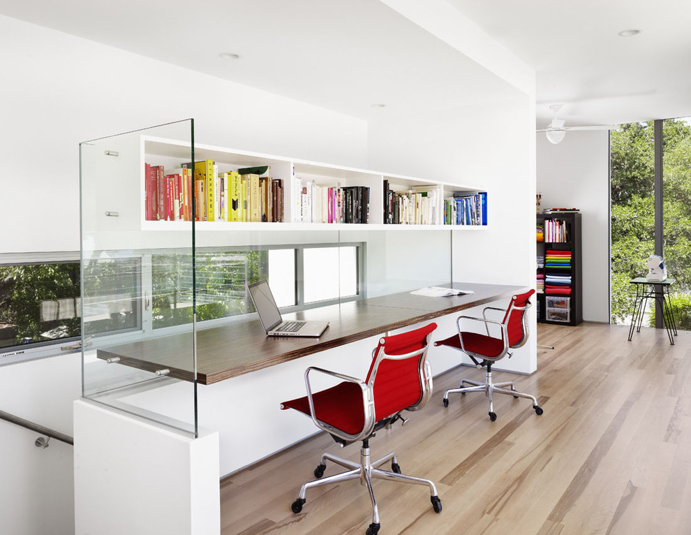 Modelo de despacho minimalista con paredes blancas