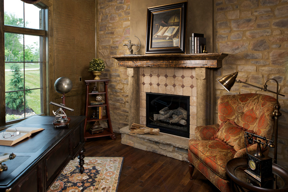 カンザスシティにあるトラディショナルスタイルのおしゃれなホームオフィス・書斎 (濃色無垢フローリング、標準型暖炉、タイルの暖炉まわり、自立型机) の写真