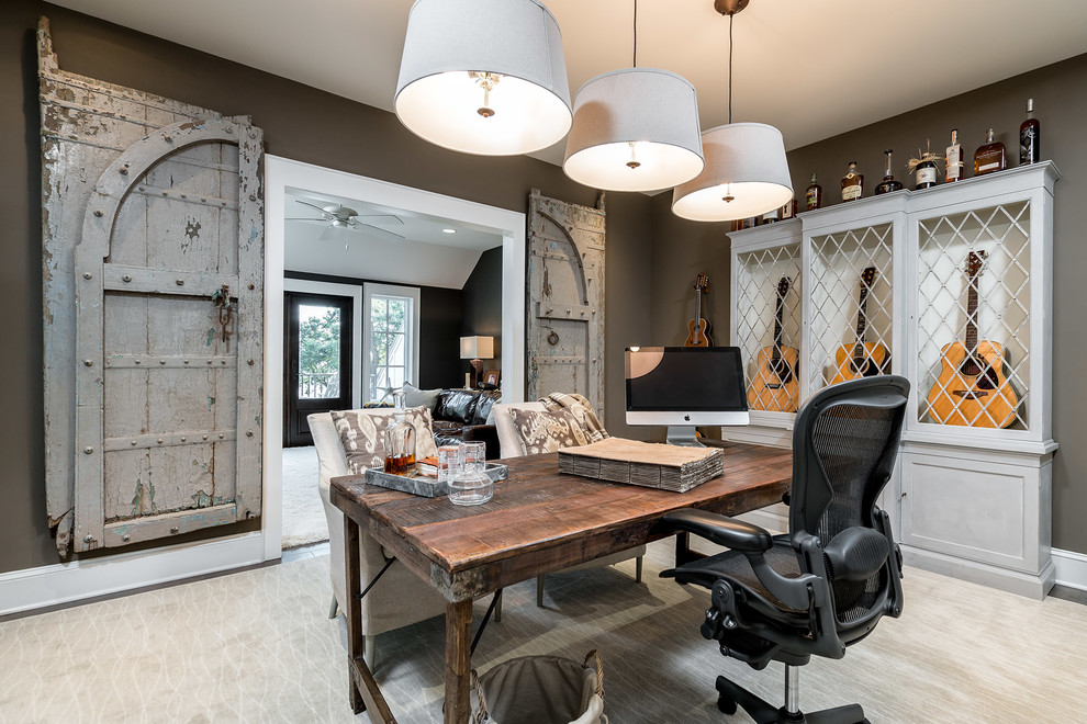 Идея дизайна: кабинет в классическом стиле с коричневыми стенами, отдельно стоящим рабочим столом, светлым паркетным полом и бежевым полом