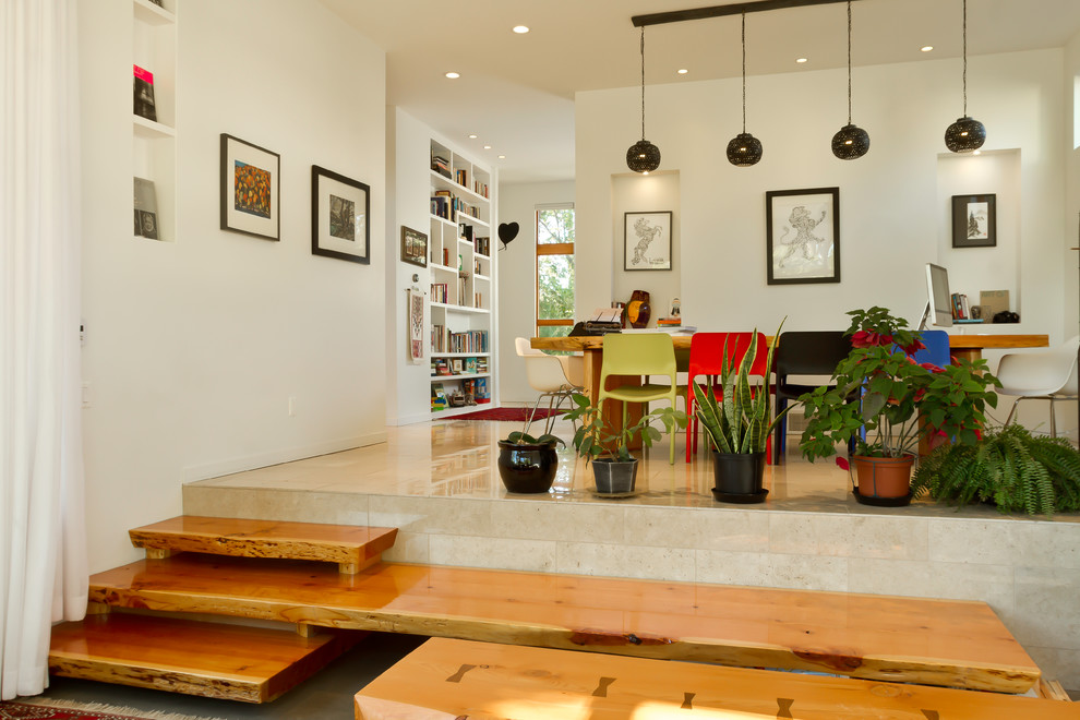 Idee per uno studio boho chic di medie dimensioni con libreria, pareti bianche, scrivania autoportante, pavimento con piastrelle in ceramica e pavimento beige