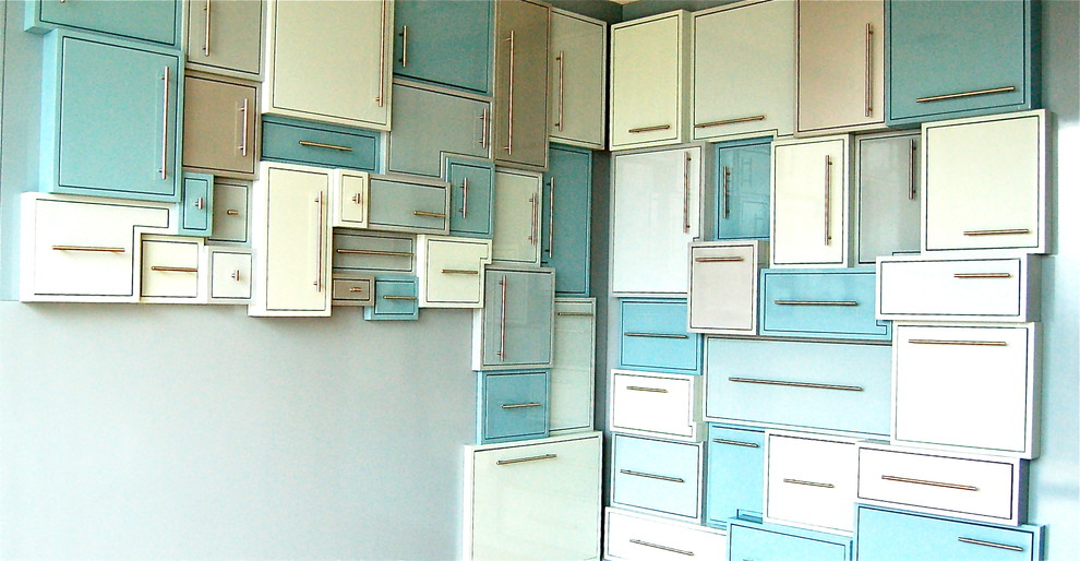 Exempel på ett stort modernt hobbyrum, med blå väggar och mellanmörkt trägolv