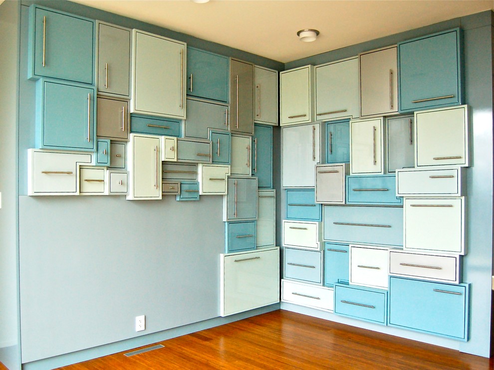 Idées déco pour un grand bureau moderne avec un mur bleu, un sol en bois brun et aucune cheminée.