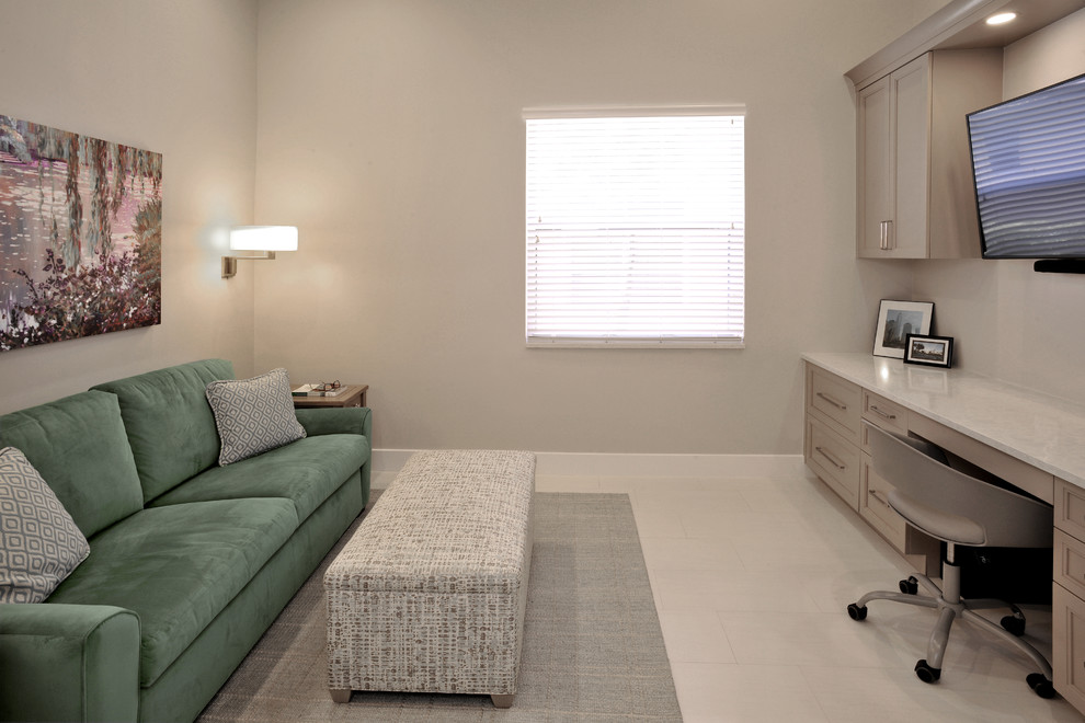 Cette photo montre un bureau chic avec un mur gris, un sol en carrelage de porcelaine, un bureau intégré et un sol blanc.