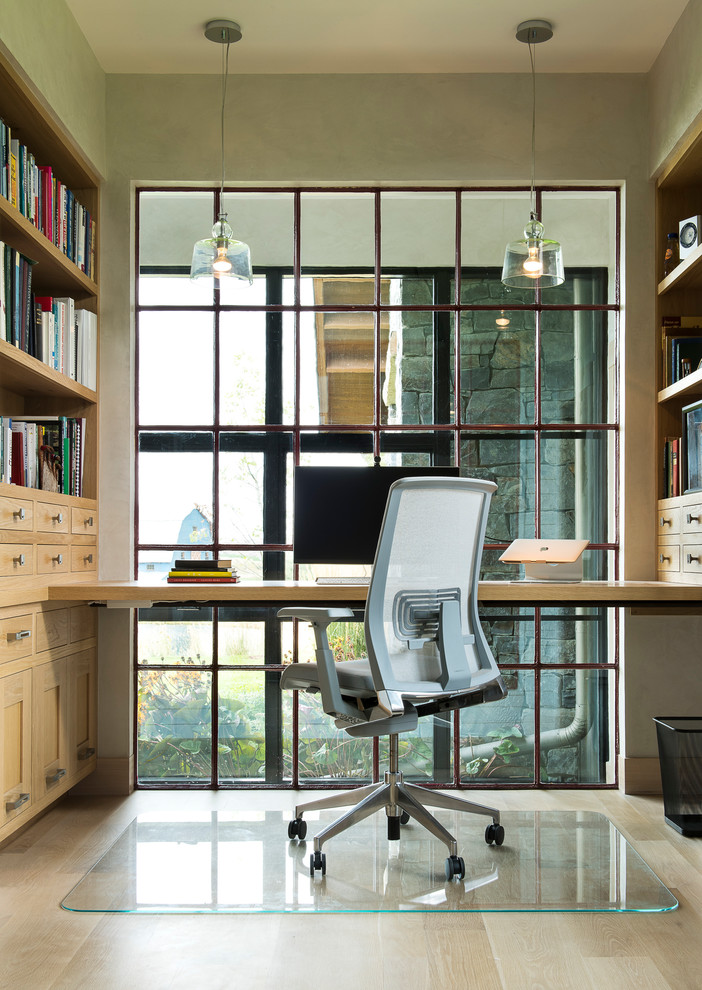 Idee per un piccolo ufficio country con pareti beige, parquet chiaro e scrivania incassata