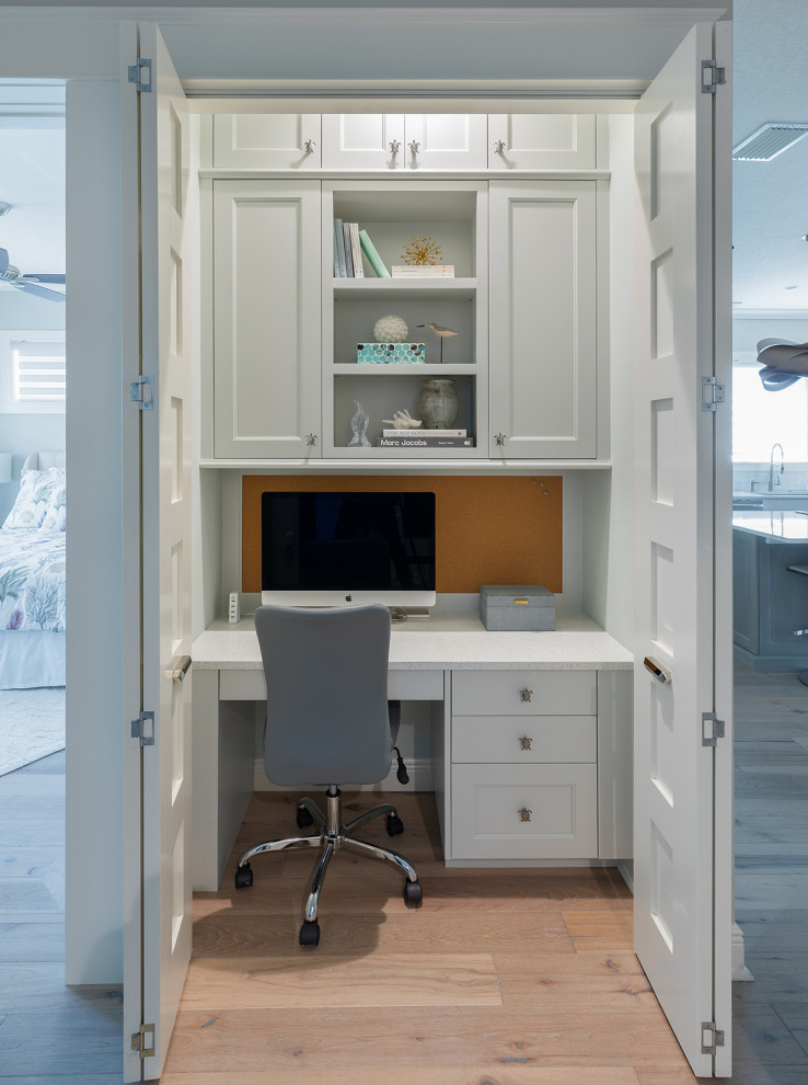 Источник вдохновения для домашнего уюта: кабинет в стиле неоклассика (современная классика) с белыми стенами, паркетным полом среднего тона, встроенным рабочим столом и коричневым полом