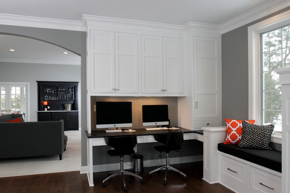 Inspiration pour un bureau traditionnel de taille moyenne avec un mur gris, parquet foncé, aucune cheminée et un bureau intégré.