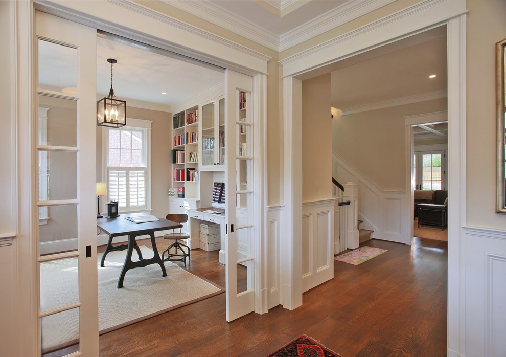 Klassisches Arbeitszimmer mit beiger Wandfarbe, braunem Holzboden und freistehendem Schreibtisch in Washington, D.C.