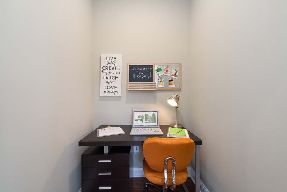 ニューヨークにある小さなコンテンポラリースタイルのおしゃれなホームオフィス・書斎 (グレーの壁、無垢フローリング、自立型机) の写真