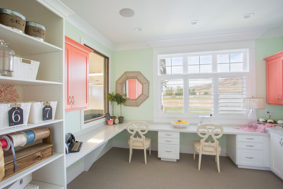 Источник вдохновения для домашнего уюта: кабинет в морском стиле с местом для рукоделия, зелеными стенами, ковровым покрытием и встроенным рабочим столом