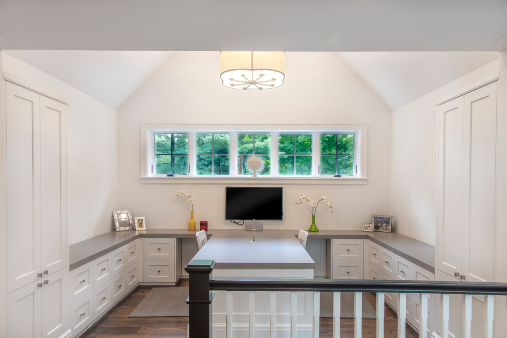 Inspiration pour un bureau traditionnel de taille moyenne avec un mur blanc, parquet foncé, un bureau intégré, un sol marron et aucune cheminée.