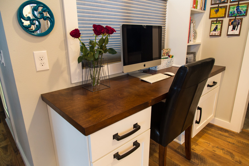 Idéer för att renovera ett litet vintage arbetsrum, med grå väggar, laminatgolv och ett inbyggt skrivbord