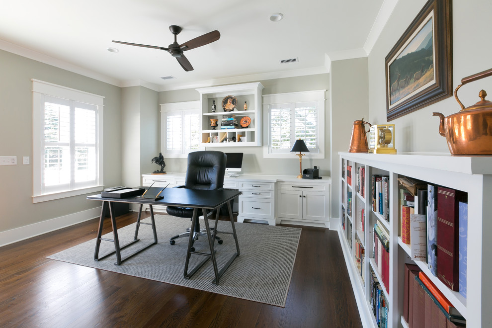 チャールストンにあるトランジショナルスタイルのおしゃれなホームオフィス・書斎 (グレーの壁、濃色無垢フローリング、自立型机、茶色い床) の写真