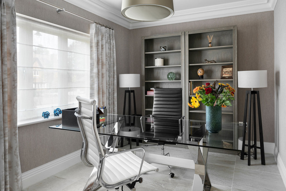 Пример оригинального дизайна: кабинет в стиле неоклассика (современная классика) с серыми стенами, полом из керамической плитки, отдельно стоящим рабочим столом, серым полом и обоями на стенах