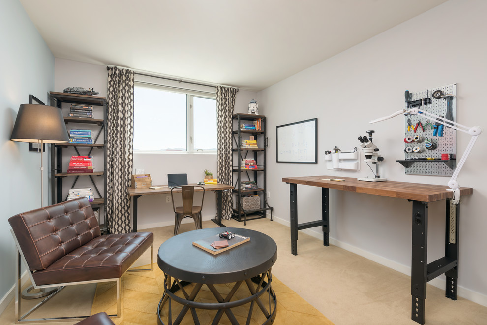 Cette photo montre un bureau atelier chic de taille moyenne avec un mur gris, moquette, aucune cheminée et un bureau indépendant.