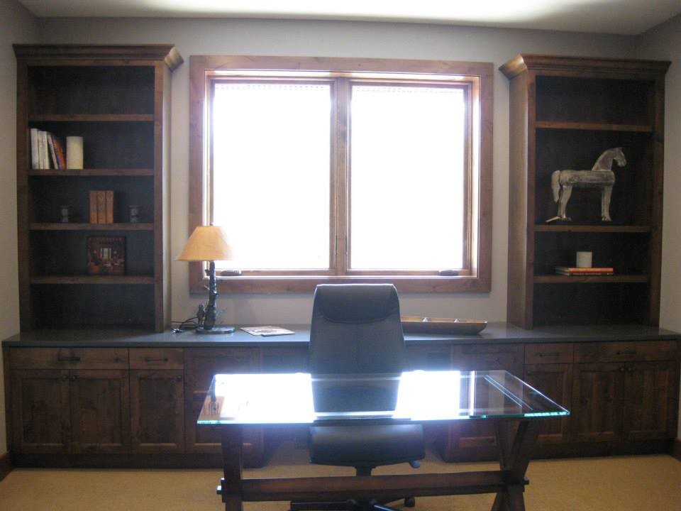 Esempio di un ufficio stile rurale di medie dimensioni con pareti beige e scrivania autoportante