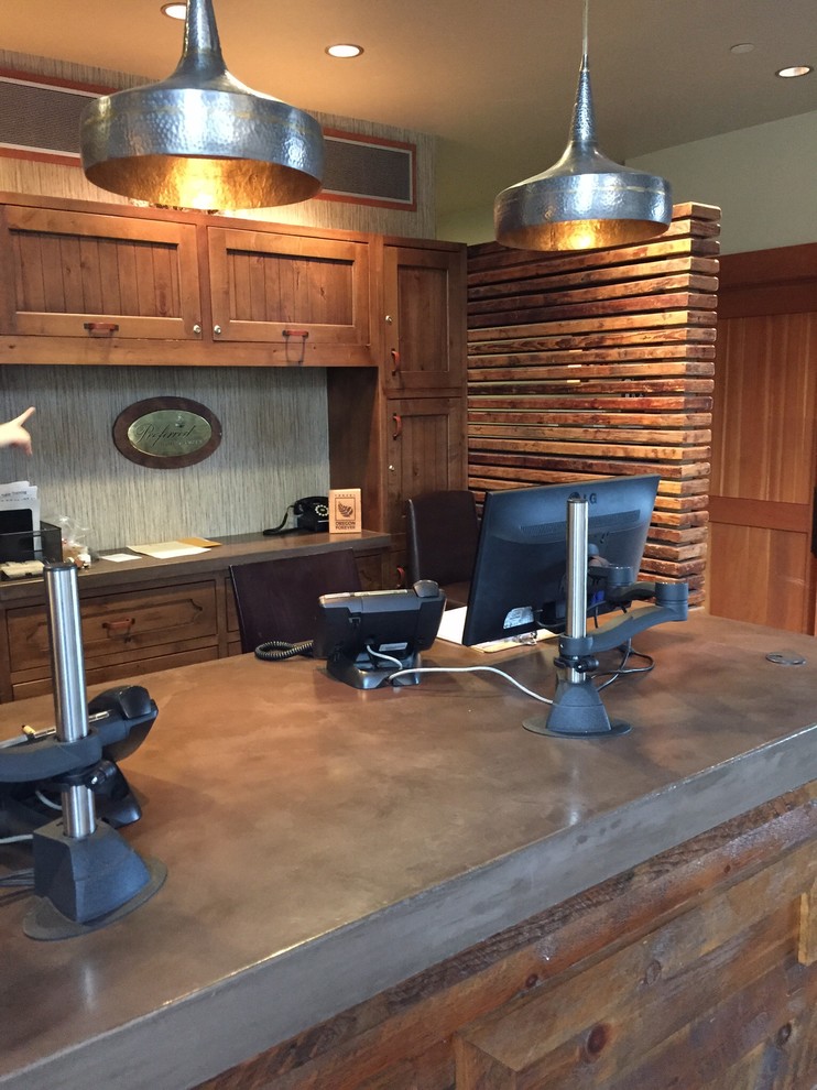 Стильный дизайн: кабинет среднего размера в стиле рустика с коричневыми стенами и встроенным рабочим столом без камина - последний тренд