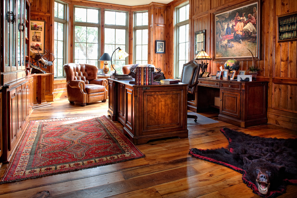 Exemple d'un grand bureau chic avec un mur marron, un sol en bois brun, aucune cheminée et un bureau indépendant.