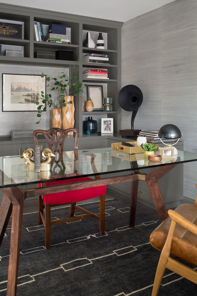 Foto de despacho bohemio pequeño sin chimenea con paredes grises, suelo de madera oscura y escritorio independiente