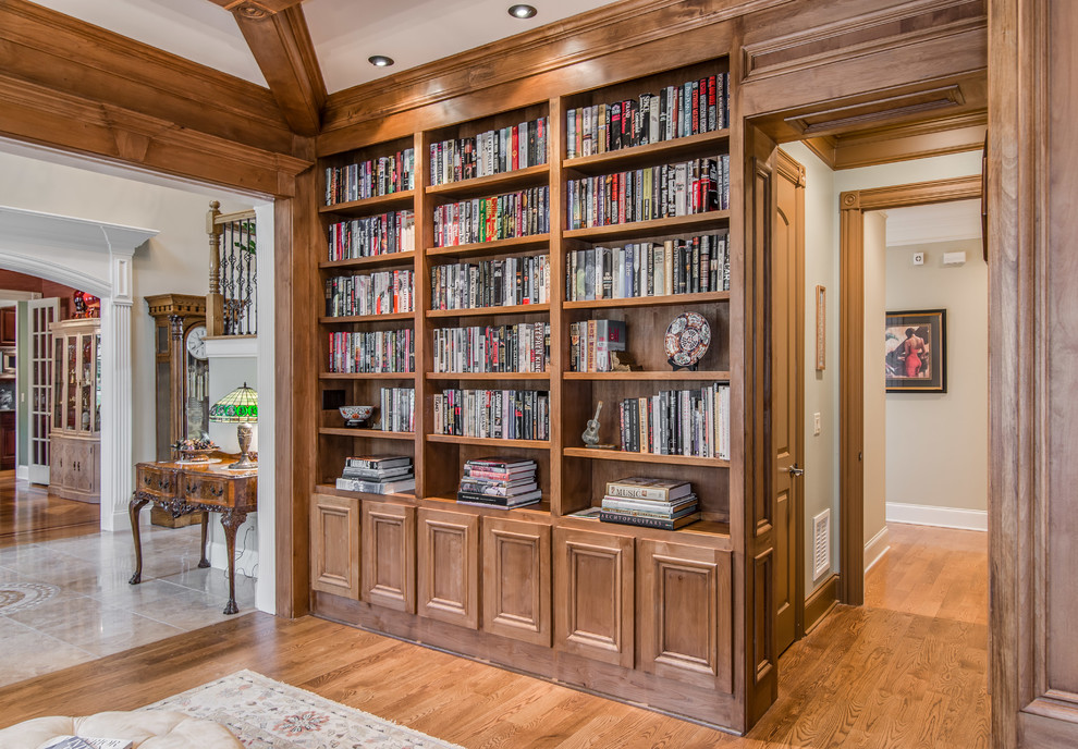 Inspiration för ett stort vintage hemmabibliotek, med gröna väggar, ljust trägolv och ett fristående skrivbord