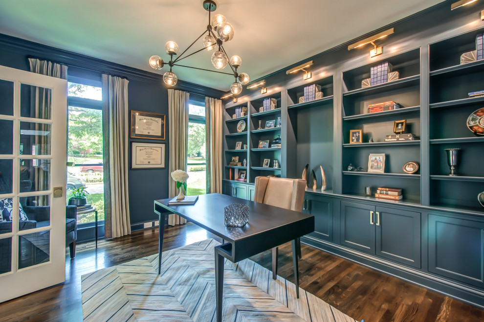 ナッシュビルにあるトランジショナルスタイルのおしゃれな書斎 (青い壁、無垢フローリング、暖炉なし、自立型机、茶色い床) の写真